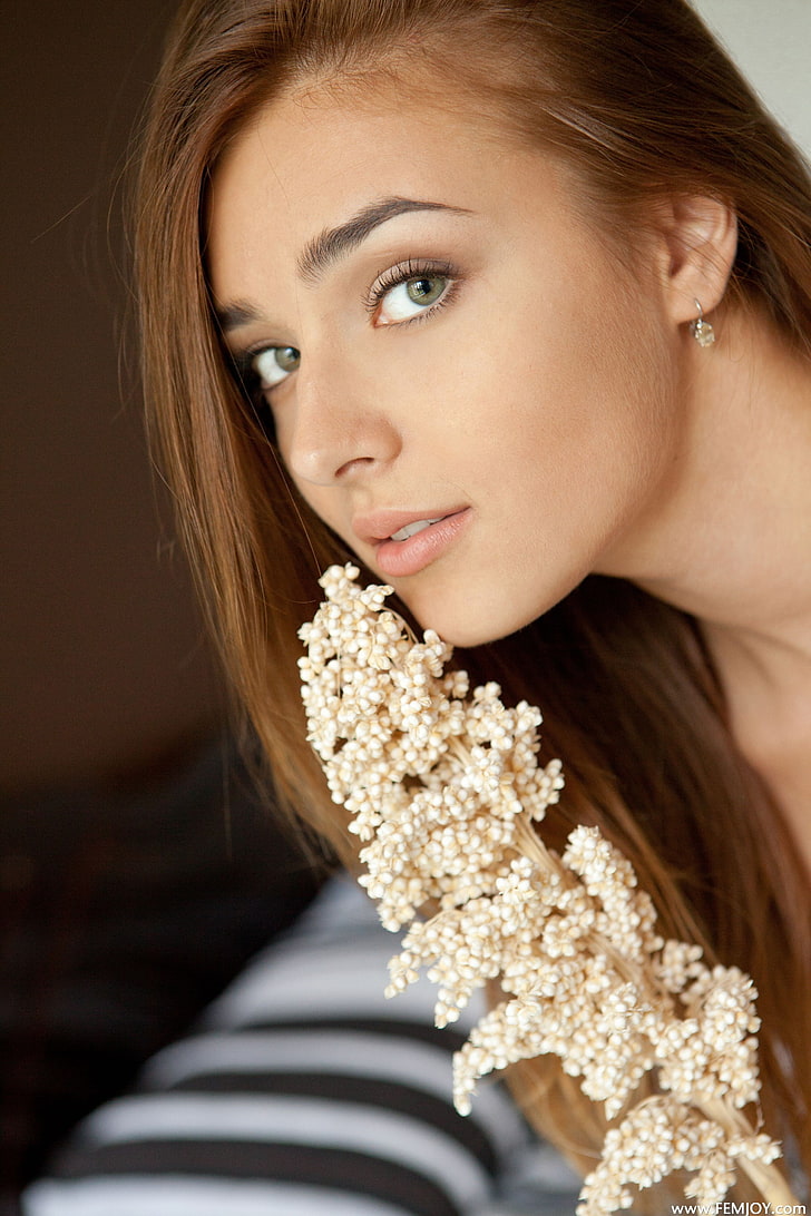 흰 꽃 장식, Adriana F, 모델, 여자, 녹색 눈, 갈색 머리, HD 배경 화면, 핸드폰 배경화면