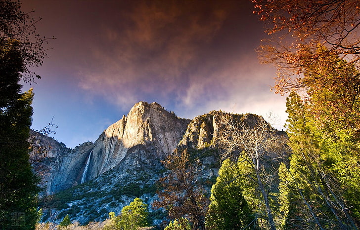 montaña marrón y azul, Parque Nacional de Yosemite, cascada, montañas, bosque, California, puesta de sol, acantilado, naturaleza, paisaje, Fondo de pantalla HD