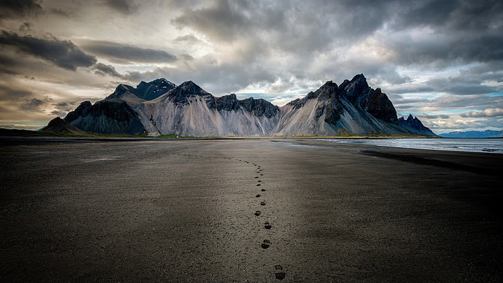 montagna marrone e sabbia grigia, natura, paesaggio, montagne, nuvole, Islanda, impronte, spiaggia, sabbia, mare, costa, picco nevoso, Sfondo HD