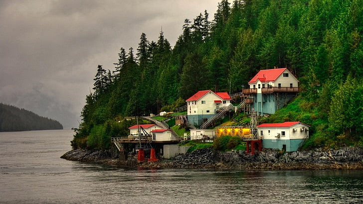 weiße und rote Häuser, Architektur, Gebäude, Haus, Bäume, Wald, See, HDR, Steine, British Columbia, Kanada, Wasser, Kiefern, HD-Hintergrundbild