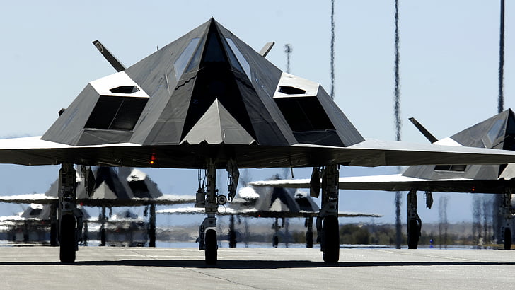 Stealth-Flugzeuge auf der Landebahn, Nighthawk, Lockheed, F-117, Stealth, Kampfflugzeug, US Air Force, Stealth-Technologie, Landebahn, HD-Hintergrundbild