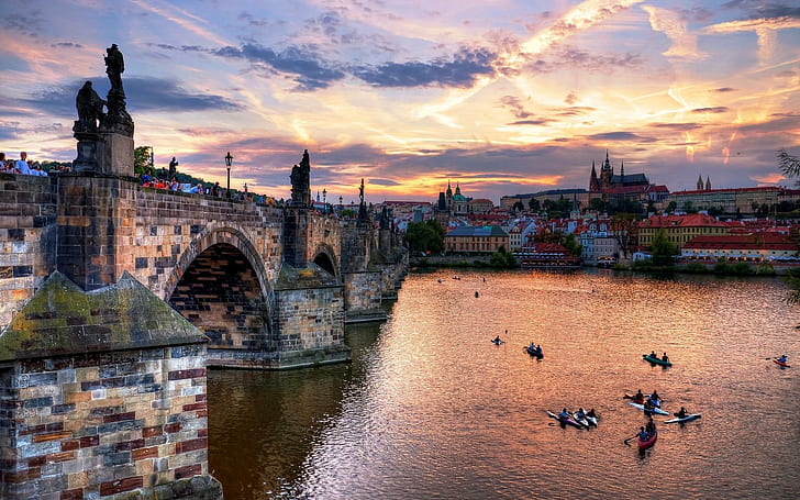 Prag'da Nehirde Tekne Yarışı Sundown'da, seyirciler, nehir, tekneler, şehir, köprü, bulutlar, gün batımı, doğa ve manzaralar, HD masaüstü duvar kağıdı