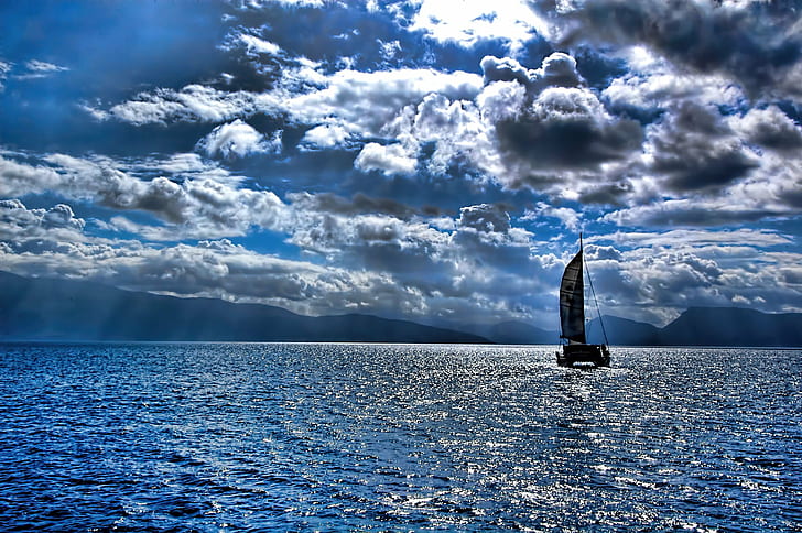 черна ветроходна лодка под купести облаци по водно тяло, черна, ветроходна лодка, купчисти облаци, водно тяло, Преместване, Йонийско море, Гърция, море, ветроходство, платноходка, морски кораб, синьо, небе, облак - Небе, платно, спорт , природа, яхта, пътуване, вода, яхтинг, лято, облачен пейзаж, HD тапет