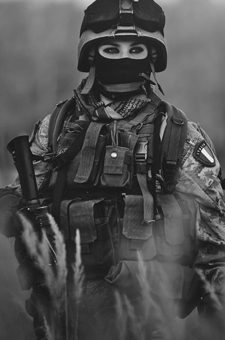 жена, носеща бойна екипировка сива скала, фотография в сивата скала на войник, жени, война, войн, очи, пистолет, монохромен, войник, момичета с оръжия, HD тапет, тапет за телефон