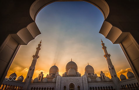 Silla acolchada en blanco y negro con marco de madera marrón, fotografía, Islam, mezquita, Abu Dhabi, Fondo de pantalla HD HD wallpaper