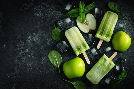 ghiacciolo, cibo, frutta, mele, ghiaccio, cubetti di ghiaccio, foglie di menta, basilico, verde, spinaci, vista dall'alto, sfondo nero, Sfondo HD HD wallpaper