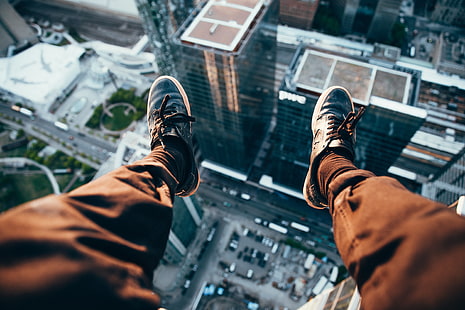shoes, building, city, Legs in the air, men, urban, skycrapers, architecture, cityscape, rooftops, bird's eye view, rooftopping, HD wallpaper HD wallpaper