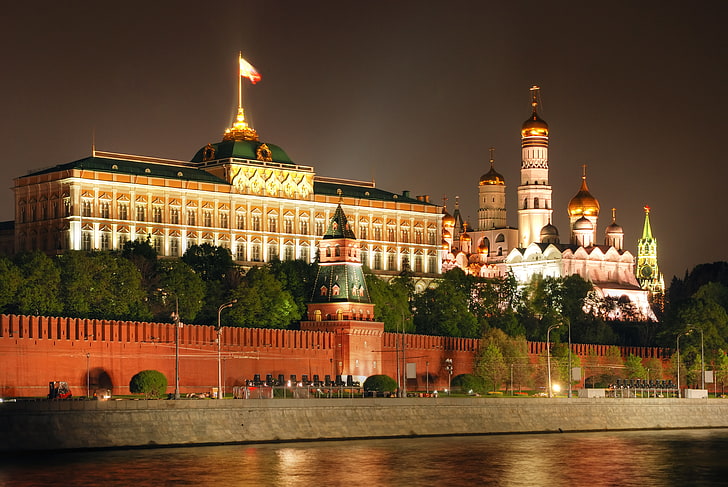 бяла и кафява високоетажна сграда с кула, нощ, град, Москва, Кремъл, Русия, Кремъл, HD тапет