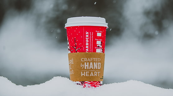 Starbucks kaffekopp skapad för hand och hjärta, mat och dryck, natur, vinter, kaffe, kall, jul, snö, snöflingor, utomhus, varm, Starbucks, dryck, utformad, utformad av hand, craftedbyheart, HD tapet HD wallpaper