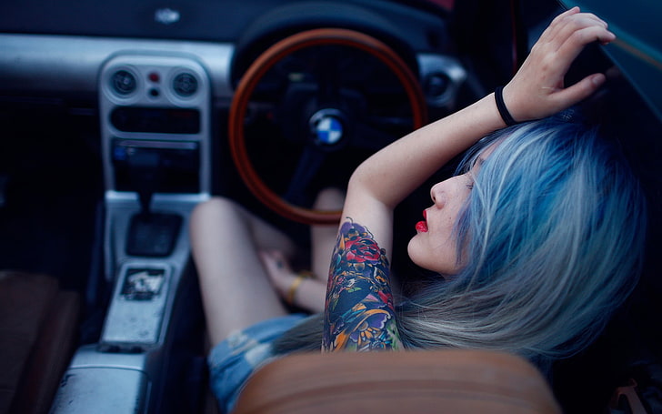 цветочная татуировка плеча, татуировка, синие волосы, японцы, окрашенные волосы, женщины, салон автомобиля, HD обои