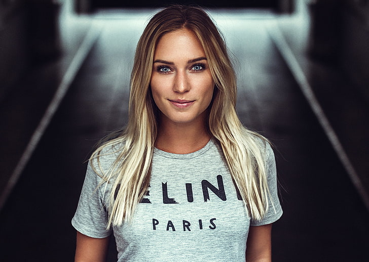 Frauen graues T-Shirt mit Rundhalsausschnitt, Frauen, blond, blaue Augen, lächelnd, T-Shirt, Porträt, Eva Mikulski, HD-Hintergrundbild