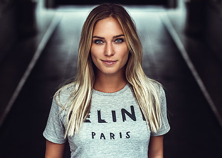 Frauen graues T-Shirt mit Rundhalsausschnitt, Frauen, blond, blaue Augen, lächelnd, T-Shirt, Porträt, Eva Mikulski, HD-Hintergrundbild HD wallpaper