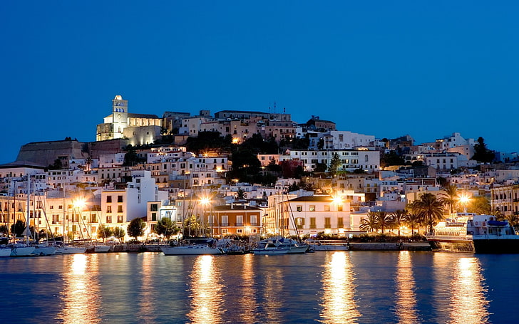 biało-brązowe domy, morze, światło, noc, światła, wyspa, jachty, domy, Hiszpania, Ibiza, Tapety HD