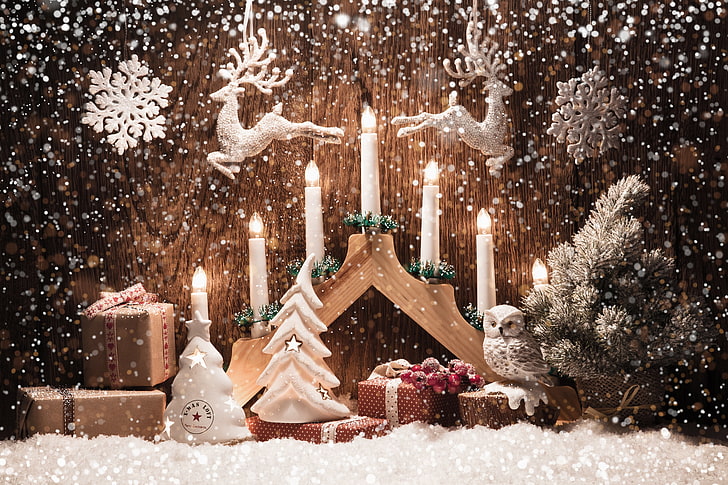 miniature de maison marron, verte et rouge, flocons de neige, jouets, bougies, cerf, joyeux Noël, Fond d'écran HD