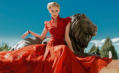Une femme en robe rouge, Statue de Lion, filles, fille, belle, personnes, femme, designer, jeune, incroyable, modèle, magnifique, mode, collection, puissance, merveilleux, fantastique, robe, belle, tenue, confiance, fabuleux,Vêtements, glamour, vêtements, extraordinaire, FloorLength, LionStatue, Fond d'écran HD HD wallpaper
