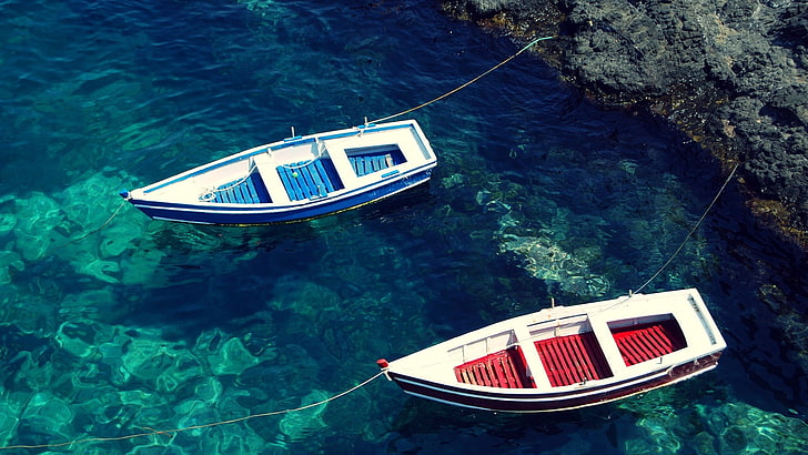 две красные и синие лодки возле серой скалы, лодка, берег, скалы, море, HD обои