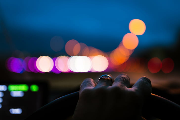 човек със сребърен пръстен, държащ волан на кола, нощ, нощен живот, хора, HD тапет