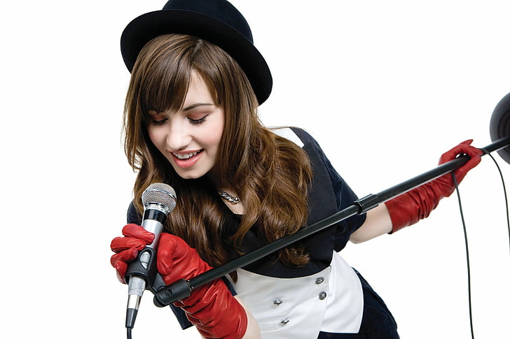 черно-серый микрофон с подставкой, деми ловато, певица, платье, микрофон, перчатки, шапка, HD обои