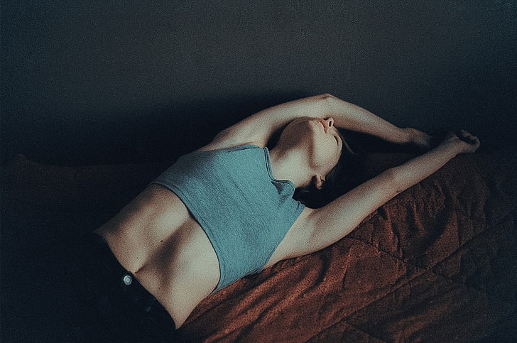 wanita, bahu telanjang, Marina Sarycheva, model, mata tertutup, wanita di dalam ruangan, kamar tidur, di tempat tidur, Elya Petrova, mulut terbuka, tank top, perut, berbaring, berbaring, berbaring telentang, lengan ke atas, Bersantai, Wallpaper HD