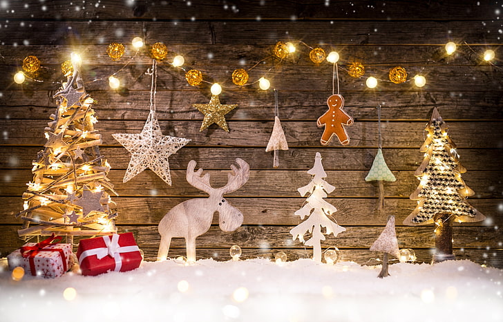 Коледни елхи и декоративни светлини декор, зима, сняг, весела Коледа, декорация, Коледа, HD тапет