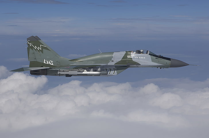 samolot myśliwski zielono-szary, chmury, lot, myśliwiec, pociski, lotnictwo rosyjskie, wielofunkcyjne, MiG-29SMT, MiG-29SМТ, generacja 4+, Tapety HD
