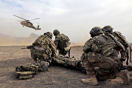 войник, пустиня, хеликоптер, спасителна мисия, униформа, HD тапет HD wallpaper