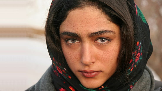 جلشيفته فرحاني ، امرأة ، امرأة سمراء ، وجه ، عيون زرقاء ، وشاح، خلفية HD HD wallpaper