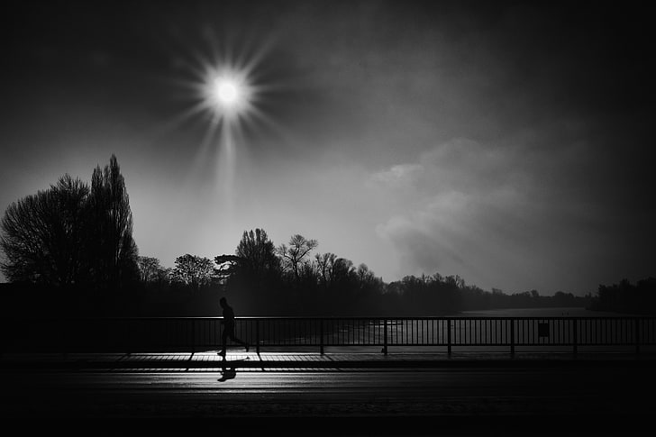 Fotografía en escala de grises de una persona caminando junto a rieles metálicos, silueta, correr, puente, bw, luz solar, Fondo de pantalla HD
