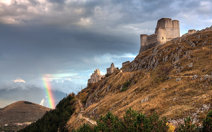braunes konkretes Schloss nahe Klippe, Italien, Regenbogen, die Ruinen, Festung, Abruzzo Italien, Regenbogen und das Schloss, HD-Hintergrundbild