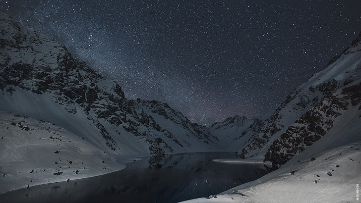 montanha coberta de neve perto do corpo de água, neve, lago, natureza, montanhas, inverno, estrelas, HD papel de parede