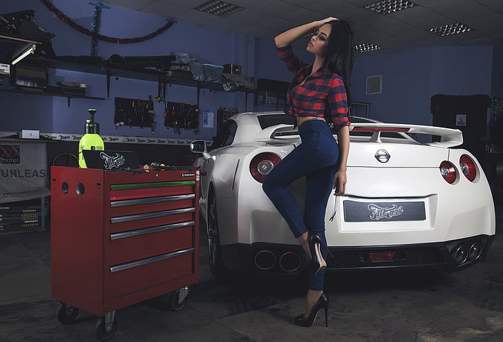 roter Metallwerkzeugschrank, Frauen, Modell, Garagen, Auto, Jeans, hohe Absätze, HD-Hintergrundbild