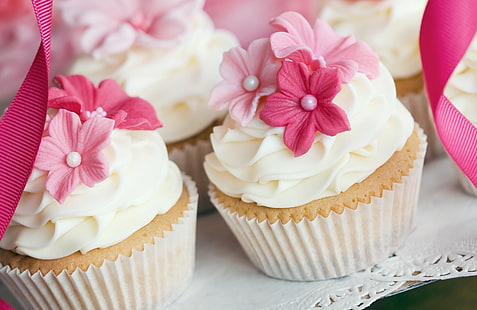 cupcake with white cream toppings, decoration, flowers, cream, dessert, cakes, sweet, cupcakes, HD wallpaper HD wallpaper