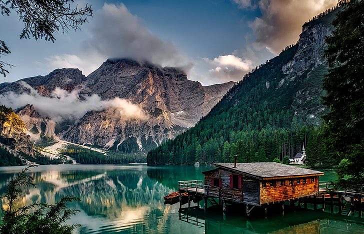 茶色と黒の木製キャビン、イタリア、山、湖、建物、山の風景、 HDデスクトップの壁紙