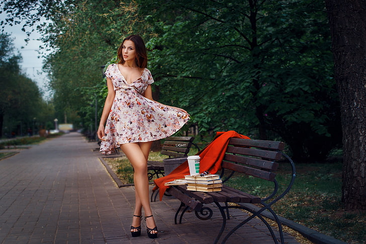 damska biało-czerwona sukienka w kwiaty, dziewczyna, ławka, poza, Park, książki, sukienka, nogi, Alexander Drobkov-Light, Alice Skvortsova, Tapety HD