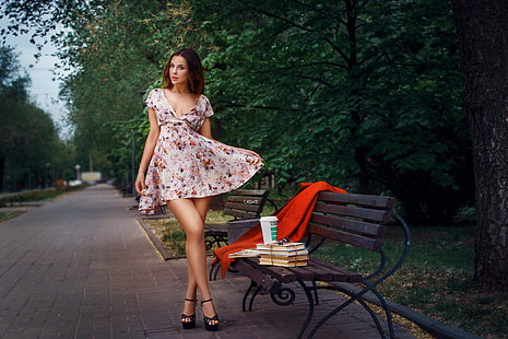 vestido floral blanco y rojo para mujer, niña, banco, pose, parque, libros, vestido, piernas, Alexander Drobkov-Light, Alice Skvortsova, Fondo de pantalla HD HD wallpaper