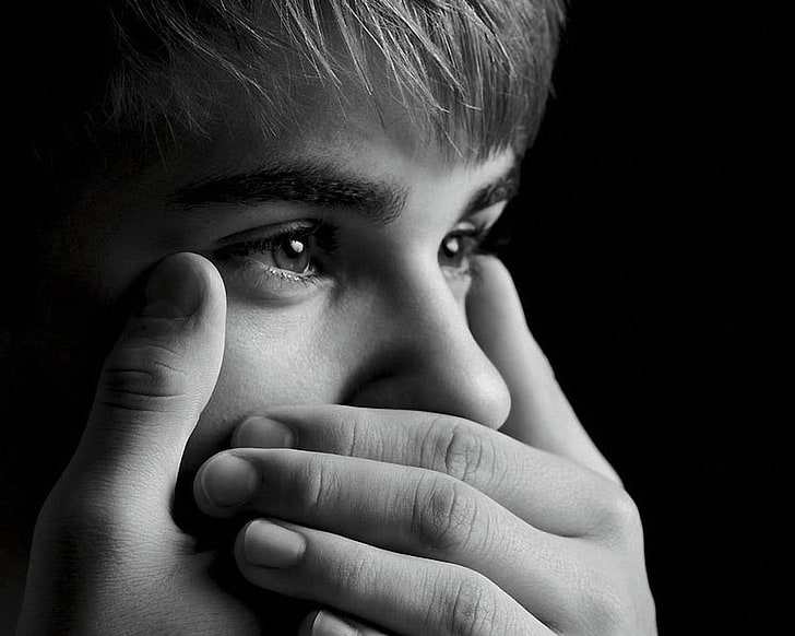 Justin Bieber, Justin Bieber, visage, mains, yeux, noir et blanc, Fond d'écran HD