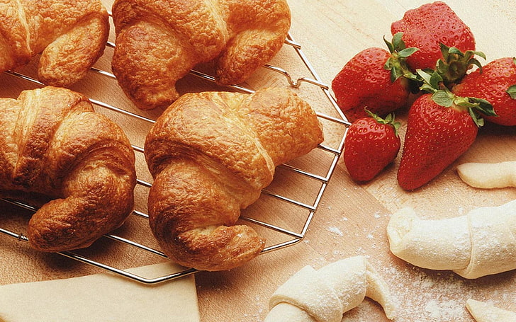 Fünf rote Erdbeeren und gebackenes Croissant, Erdbeere, Croissants, Charge, Teig, HD-Hintergrundbild