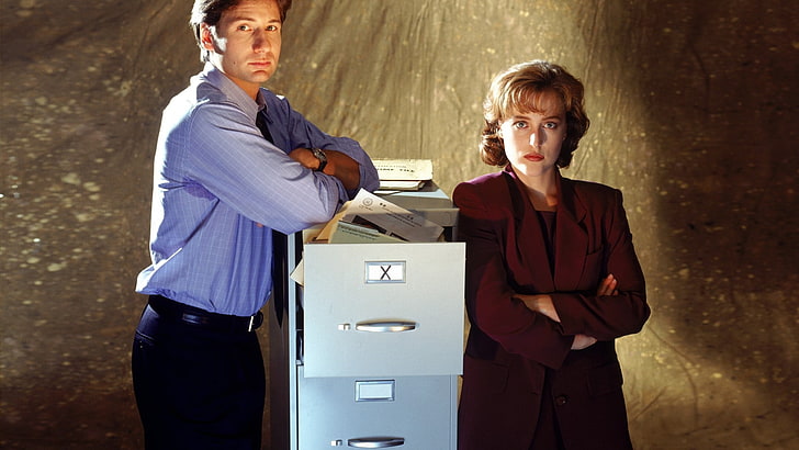 мъжка риза в синя рокля, Fox Mulder, Dana Scully, The X-Files, David Duchovny, Gillian Anderson, скръстени ръце, ръце на гърдите, HD тапет