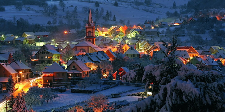 дома в деревне обои, пейзаж, природа, деревня, зима, снег, огни, уличный фонарь, дом, церковь, деревья, холмы, Франция, холод, HD обои