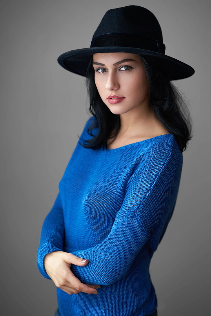 blusa de gola azul feminina, Milan R, Soňa Machyňáková, mulheres, modelo, retrato, camisola, chapéu, blusa azul, chapéu preto, braços cruzados, HD papel de parede, papel de parede de celular