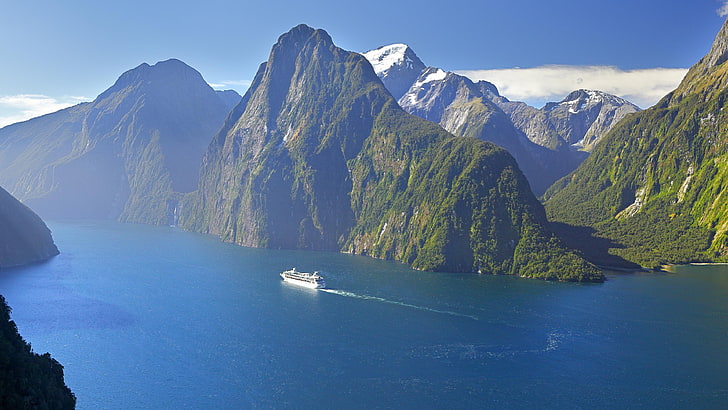 Milford Sound, Fiordland Ulusal Parkı, Yeni Zelanda ile yol yapım bir yolcu gemisi., HD masaüstü duvar kağıdı