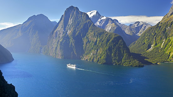Sebuah kapal pesiar menuju Milford Sound, Taman Nasional Fiordland, Selandia Baru., Wallpaper HD HD wallpaper