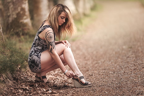 mujer, rubia, vestido, tatuaje, en cuclillas, tacones altos, piernas, piercing, Fondo de pantalla HD HD wallpaper