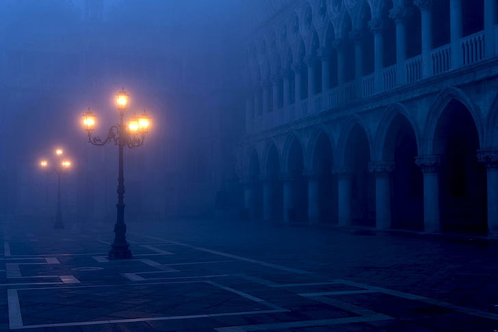 *** Italie - Venise - Piazza San Marco ***, deux lampadaires, lumière, ville, nuit, italie, architecture, venise, nature et paysages, Fond d'écran HD