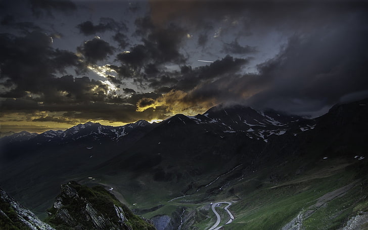 photographie aérienne de montagnes vertes sous ciel gris, nature, paysage, vallée, coucher de soleil, route, montagnes, France, nuages, pic enneigé, sombre, Fond d'écran HD