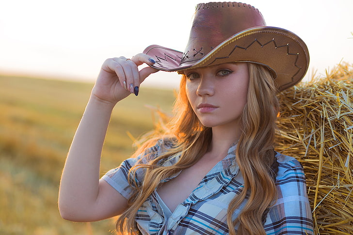 chapeau de cowboy en cuir marron pour femme, femmes, blonde, chemise à carreaux, foin, chapeaux de cowboy, portrait, femmes en plein air, femmes avec chapeaux, cow-girl, yeux verts, fille de vache, Fond d'écran HD