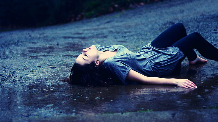 Giovane ragazza sdraiata sotto la pioggia, giovane, ragazza, pioggia, sdraiato, ragazze e ragazze calde, Sfondo HD