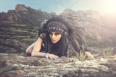 женский черный топ, скала, головной убор, женщины на природе, перья, женщины, модель, HD обои HD wallpaper