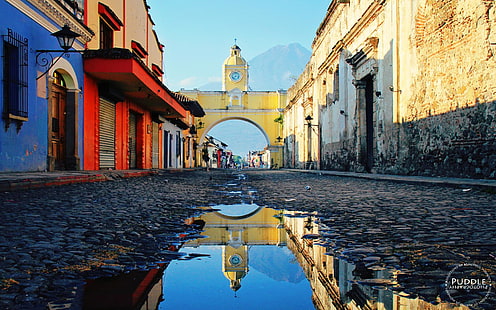 Guatemala, Sydamerika, stad, gata, vatten, kullersten, klocktorn, gammal byggnad, hus, båge, berg, reflektion, människor, vattenstämpel, HD tapet HD wallpaper