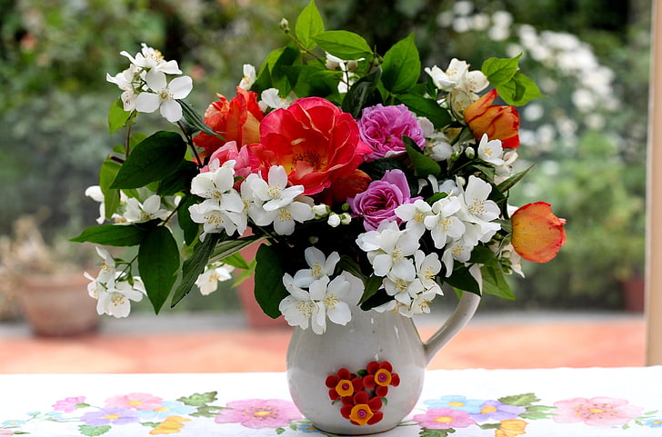 盛り合わせ花びらフラワーアレンジメント、バラ、ジャスミン、花、枝、葉、花、投手、テーブル、 HDデスクトップの壁紙